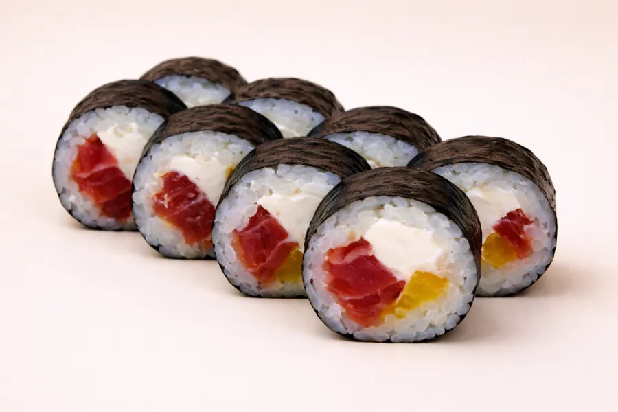 Ролл с тунцом, такуаном и сыром