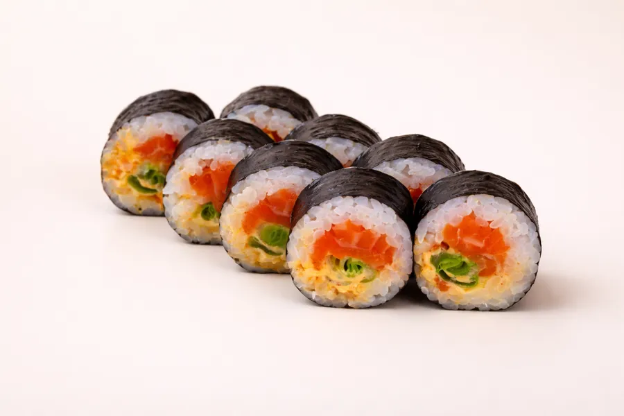 Ролл с лососем и луком